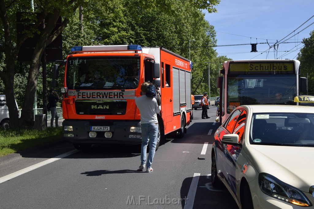 VU Schulbus Taxi Severinsbruecke Rich Innenstadt P37.JPG - Miklos Laubert